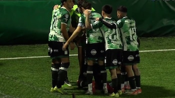 El espectacular gol olímpico de Avalos para el triunfo de Excursionistas