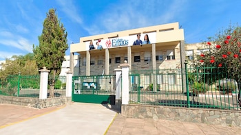 Pánico en El Palomar: delincuentes balearon al padre de una alumna frente a una escuela