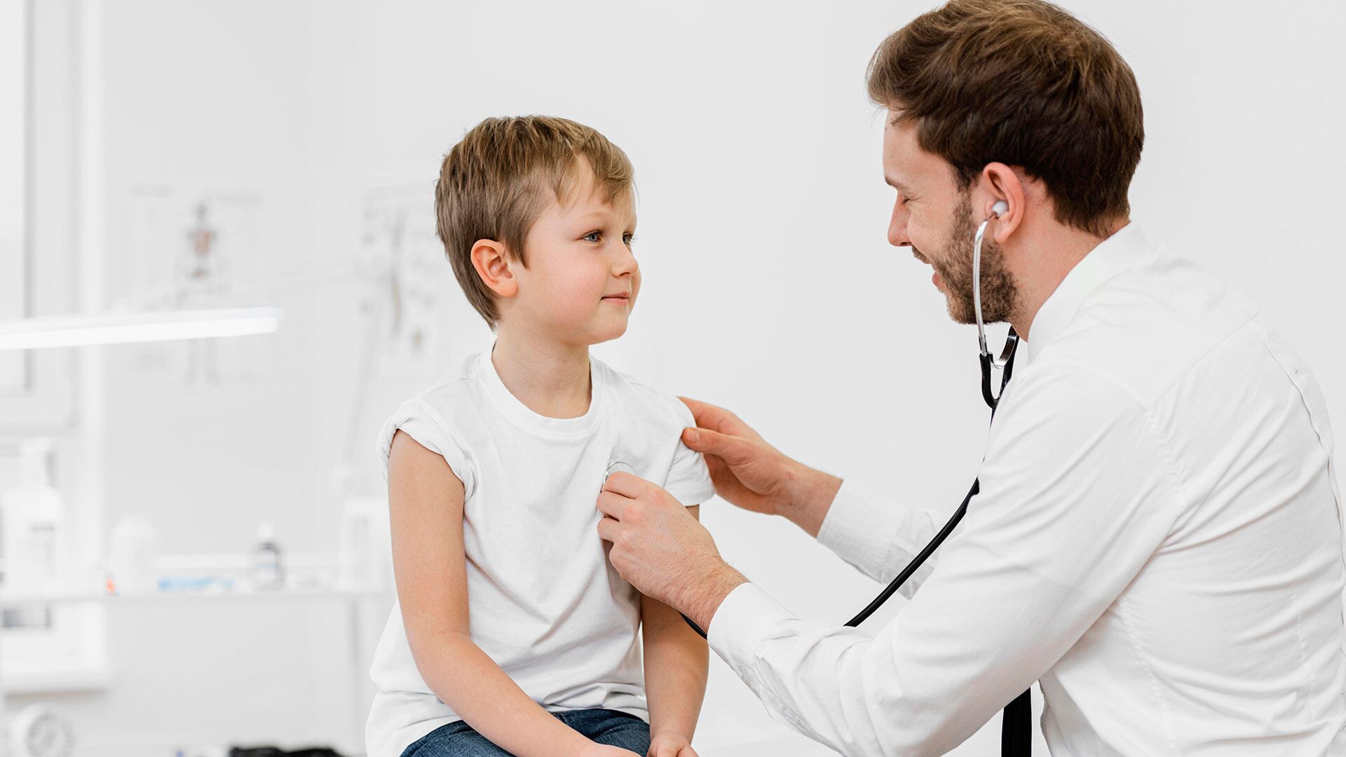 Francia, Islandia y Reino Unido registraron deterioros significativos en salud mental, competencias educativas y satisfacción vital (Freepik)