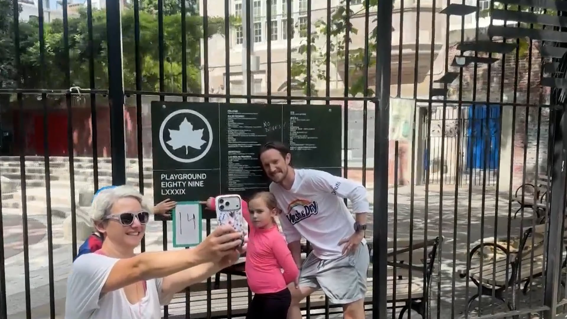 Dos niños de ocho años del Upper West Side de Nueva York visitaron 41 parques infantiles de Manhattan en un solo día para buscar un récord mundial