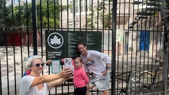 Niños de Nueva York que aspiran a establecer un récord mundial visitan más de 40 parques infantiles en un solo día
