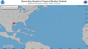 Mapa meteorológico de NOAA mostrando el Atlántico Norte y el Golfo de México, con un símbolo rojo indicando la Tormenta Tropical Arthur en el Golfo.
