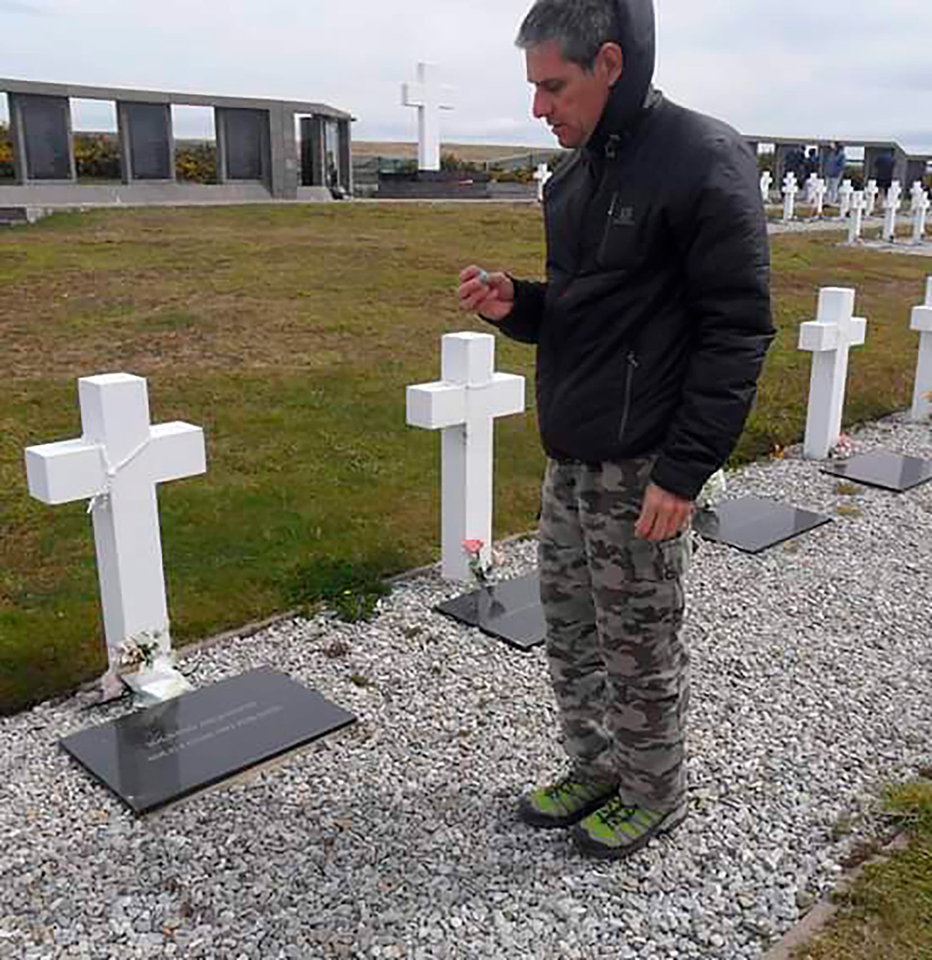En el cementerio de Darwin, en la tumba de su compañero Ordóñez