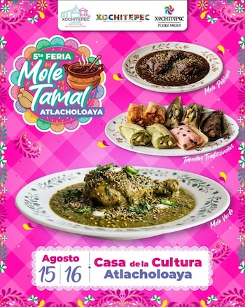 Cartel promocional con platos de mole poblano con pollo, tamales de diferentes colores y mole verde con pollo. Incluye texto de la feria gastronómica