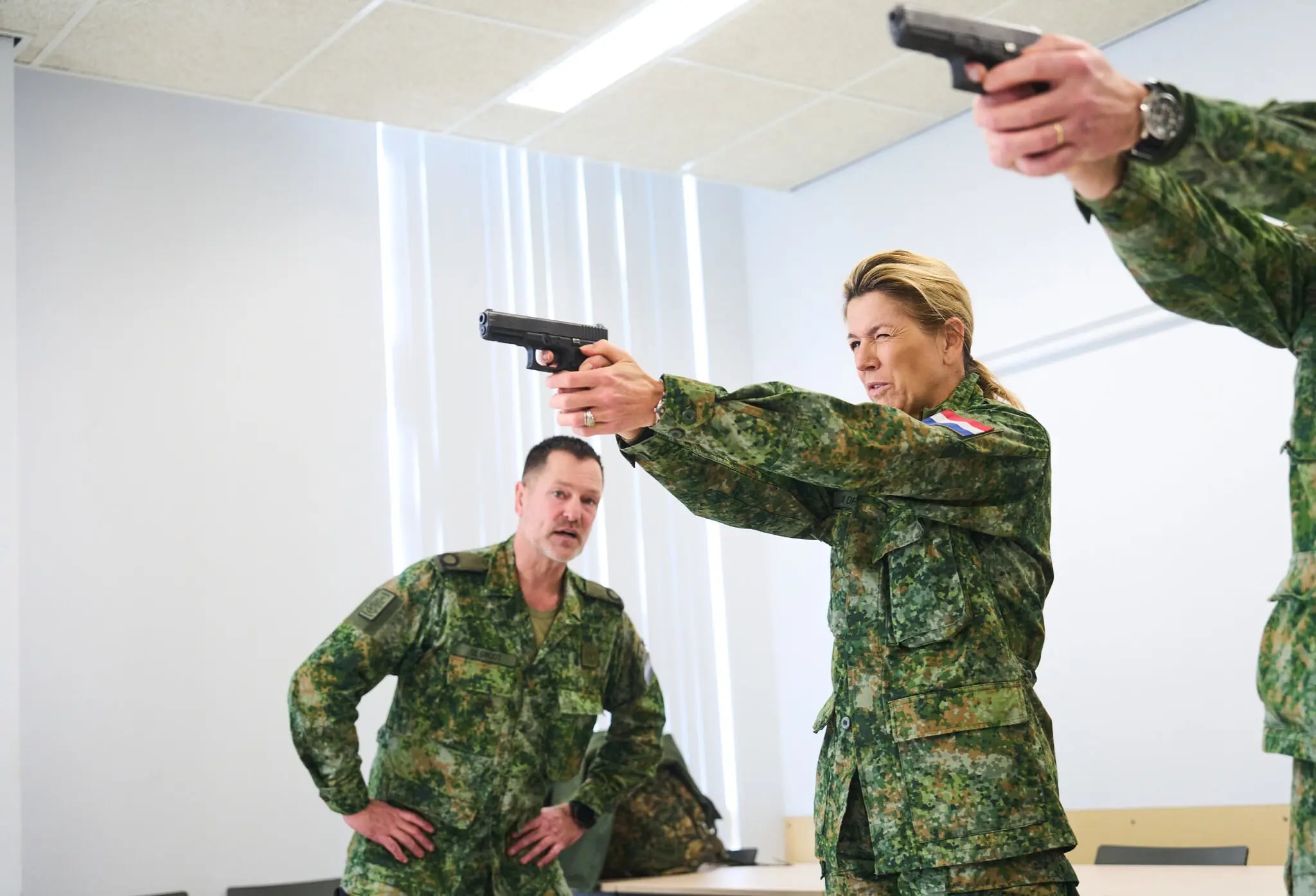 Fotografía difundida por la Casa Real que muestra a la reina Máxima de Holanda durante un entrenamiento militar en Breda el miércoles.Credit...Ministerio de Defensa de los Países Bajos).