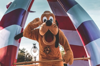 Pluto en una carroza de un parque Disney.