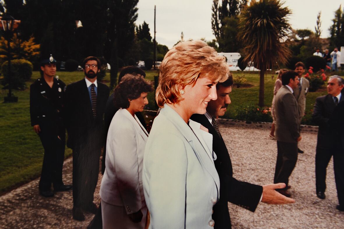 Diana se sorprendió con el cordón de niños del jardín de infantes que cercó su paso por la plaza del pueblo