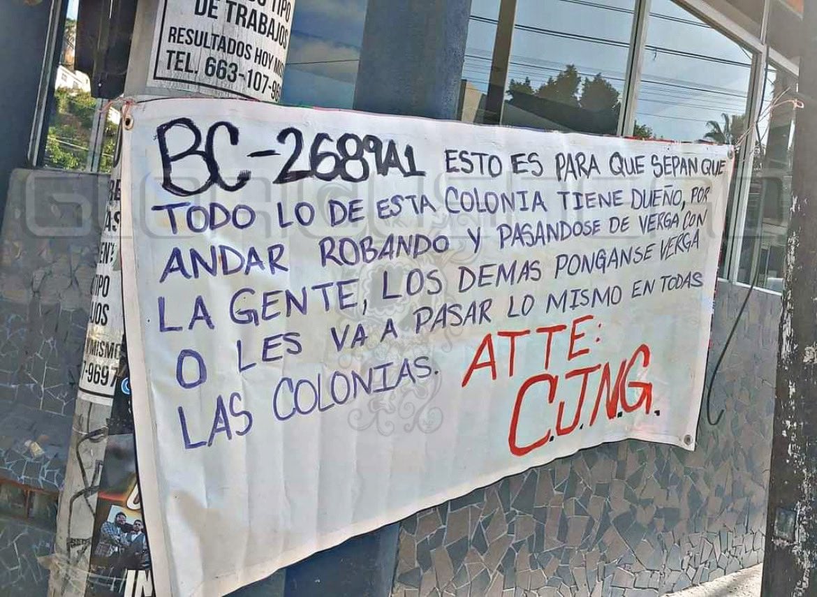 El mensaje fue amarrado cerca de un poste(Foto: Twitter/@calvariae_locus)
