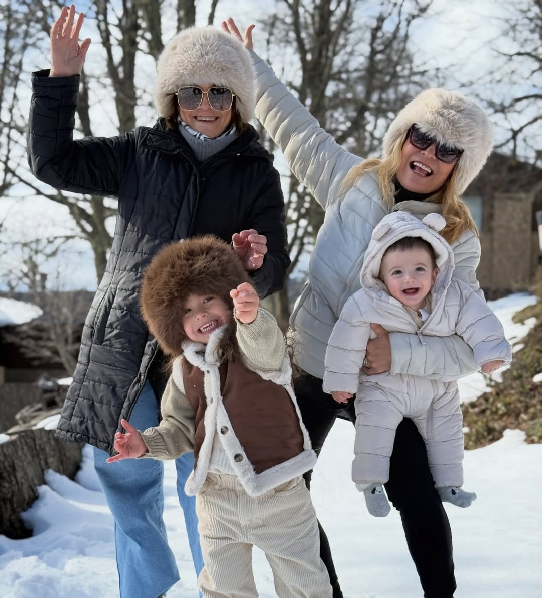 India y Rafa junto a sus dos abuelas