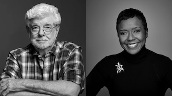 Retrato doble de George Lucas, hombre de cabello canoso y gafas, y Mellody Hobson, mujer sonriente con suéter negro y broche en forma de tortuga