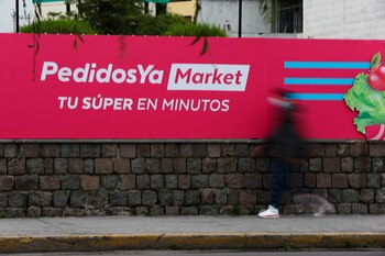 Vista de una pancarta de la aplicación Pedidos Ya, hoy en Quito (Ecuador). La aplicación "Pedidos Ya" toma el lugar de la española Glovo en el mercado ecuatoriano de pedidos a domicilio, con una proyección a más largo plazo y la ampliación de cobertura a otras once ciudades del país. EFE/José Jácome