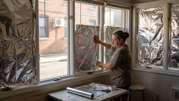 Ni papel ni cortinas: por qué cada vez más personas cubren las ventanas con papel de aluminio