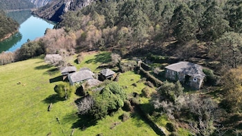 Se vende aldea privada en Asturias: acceso particular al río Navia por menos de 700.000 euros