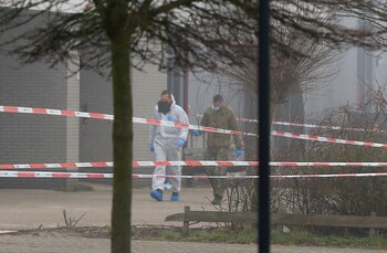 Un equipo del servicio de desactivación de explosivos se ha trasladado al lugar del incidente para comprobar que no hay más material explosivo por la zona (REUTERS/Eva Plevier)