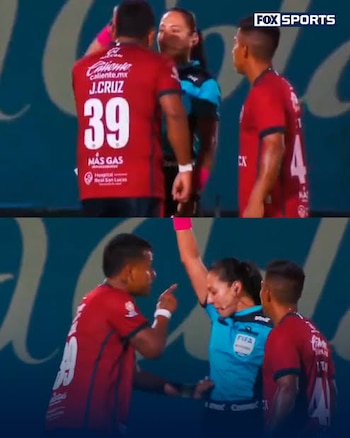 El futbolista no estuvo de acuerdo con la sanción de la silbante.