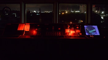 El puente de mando, por la noche