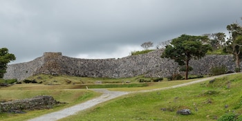 El Castillo Nakijin destaca en Okinawa como una fortaleza de murallas extensas y patios amplios, rodeada de naturaleza excepcional (Wikimedia Commons)