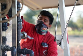 Maximiliano Tolaba potabilizando agua en