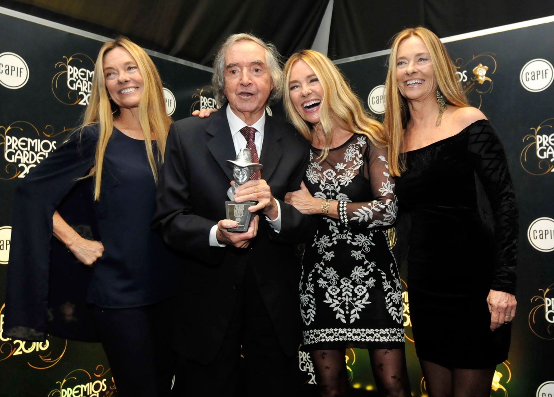 Las Trillizas de Oro rodearon a grandes artistas, en este caso junto a Carlitos Balá