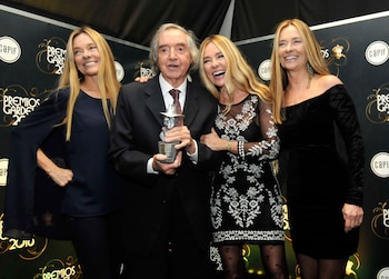 Las Trillizas de Oro rodearon