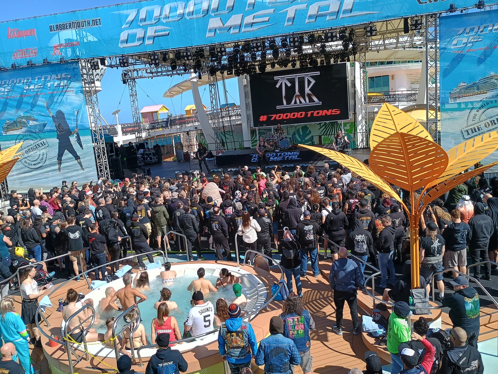 Tyr en vivo: metal vikingo y jacuzzi con frio en el Pool Deck Stage del festival