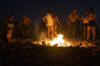 Centenares de personas frente a una hoguera en la playa de la Malvarrosa durante la Noche de San Juan, a 23 de junio de 2022, en Valencia, Comunidad Valenciana