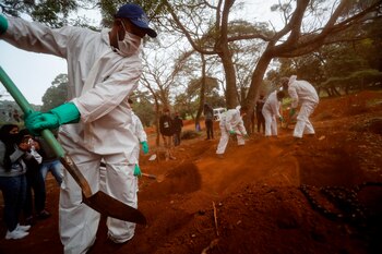 Brasil, epicentro latinoamericano de la pandemia y uno de los focos activos a nivel global, registra una tasa de mortalidad de 31,2 decesos por cada 100.000 habitantes. EFE/Fernando Bizerra/Archivo
