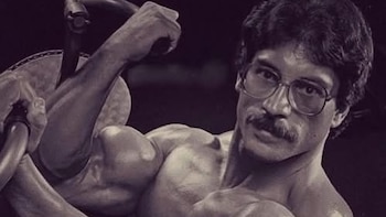 El exculturista Mike Mentzer advierte sobre riesgos del uso de esteroides en el alto rendimiento