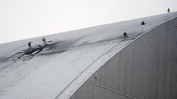Daños en la cubierta corrugada del Nuevo Confinamiento Seguro de la Central Nuclear de Chernóbil, (AP Photo/Efrem Lukatsky)