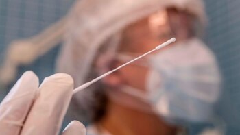 Una enfermera sostiene un bastoncillo