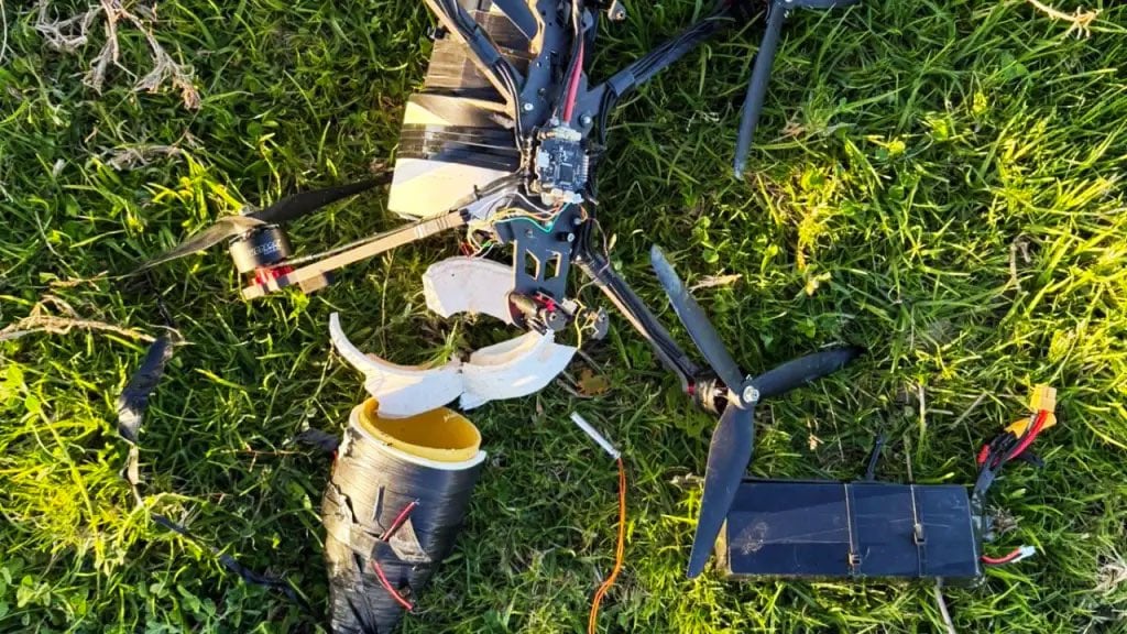 Un explosivo lanzado desde un dron dejó siete personas heridas en Asnazú, entre ellas cuatro menores de edad - crédito Suministrada a Infobae Colombia