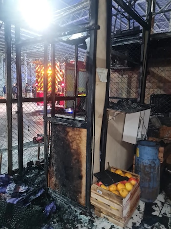 El fuego afectó dos casillas identificadas como los puestos 183 y 184 en el Mercado Cooperativo del Este