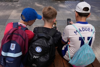 El titular de la SEP afirma que la discusión irá más allá de vetar aparatos en planteles y buscará entender cómo las plataformas digitales moldean conductas al retener la atención de niñas, niños y adolescentes. (AP Foto/Rick Rycroft, archivo)