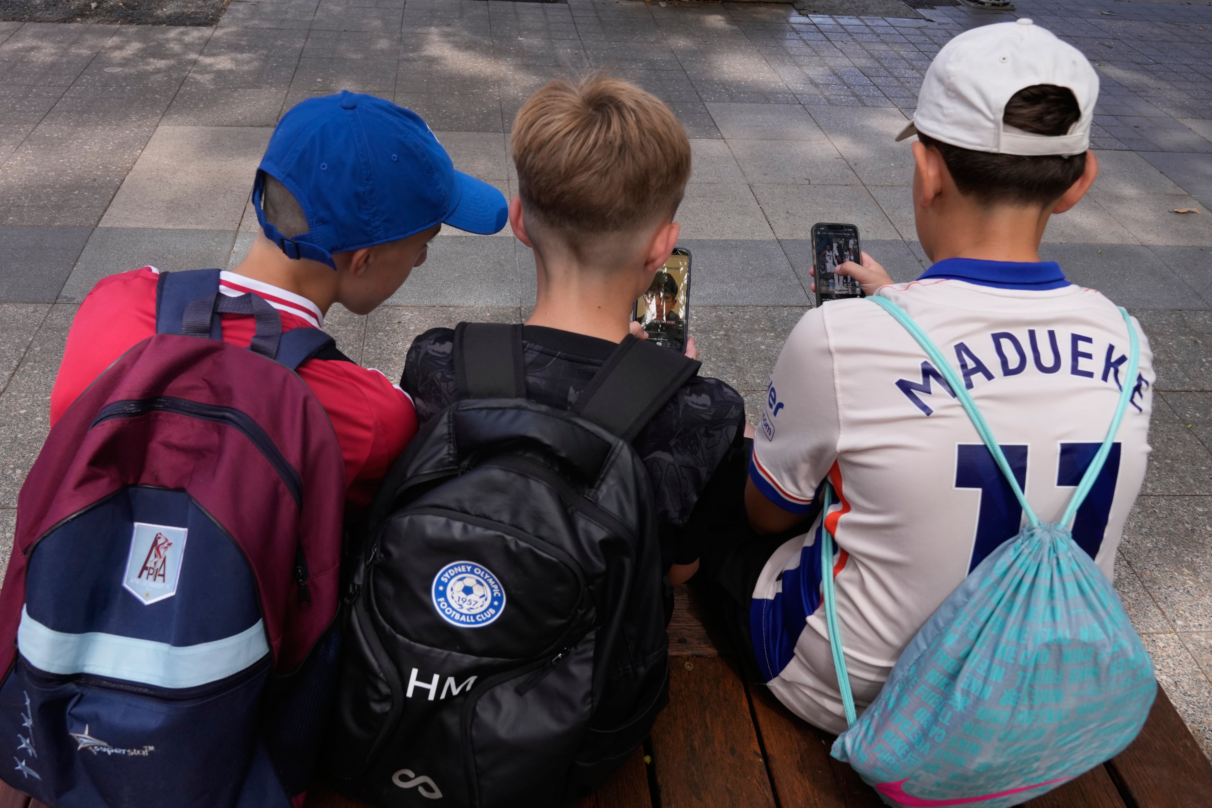 Argentina encabezó el índice de distracción por celulares en las aulas según las pruebas PISA 2022 (AP Foto/Rick Rycroft, archivo)