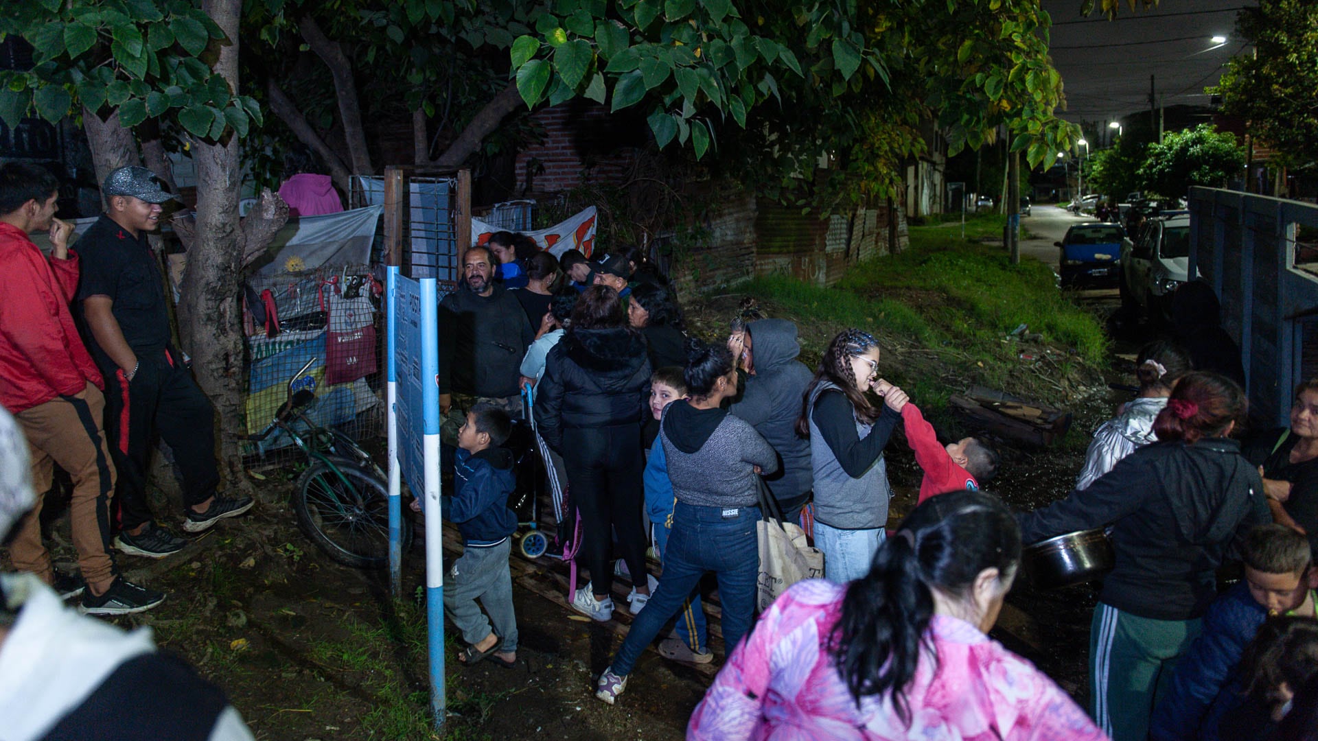 Cada jueves, se arman filas de al menos una hora para retirar porciones de comida del patio de la casa natal de Maradona. Fotos: Gustavo Gavotti