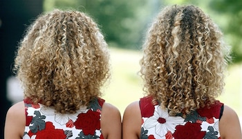 ARCHIVO - Dos niñas llegan