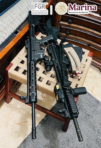 Cinco armas largas, tres cortas, mil cartuchos y equipo táctico fueron asegurados durante el operativo de FGR y Marina en Champotón. (Cortesía)