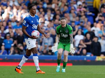 Yerry Mina jugó los 90 minutos en el triunfo del Everton ante Bournemouth - EDITORIAL USE ONLY. No use with unauthorized audio, video, data, fixture lists, club/league logos or 'live' services. Online in-match use limited to 75 images, no video emulation. No use in betting, games or single club /league/player publications. Please contact your account representative for further details.