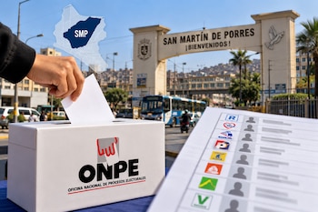 Una mano introduce un papel en una urna electoral de la ONPE, con una cédula de votación en primer plano y un pórtico del distrito al fondo