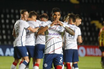Rafa Pérez celebra su golazo