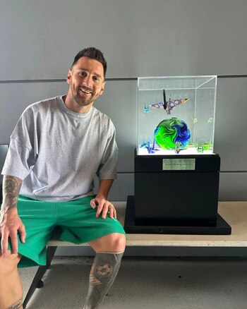 Lionel Messi con el obsequio
