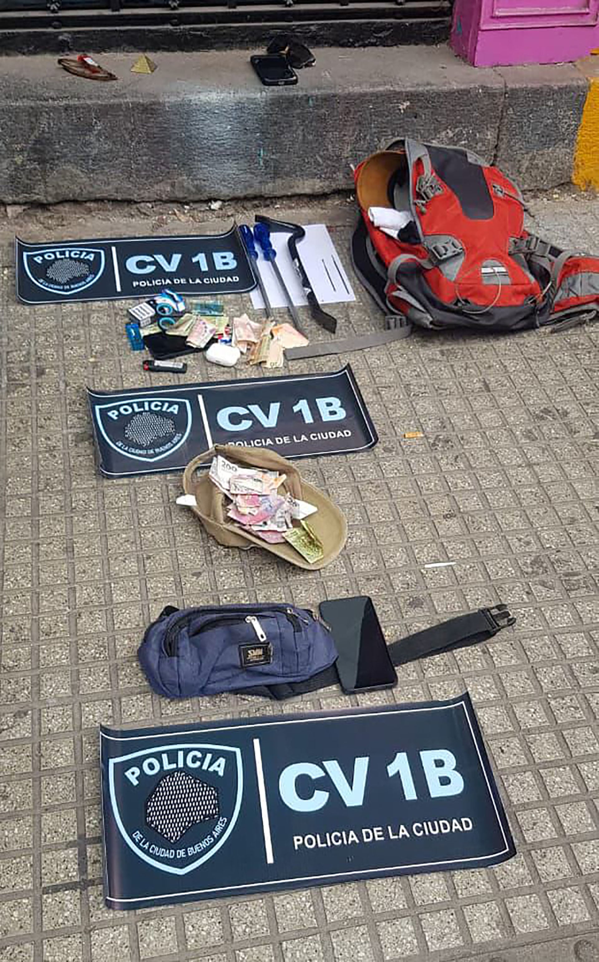 Parte de los elementos secuestrados a los asaltantes.