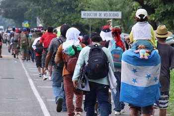 Caravana migrante de hondureños recorre México rumbo a Honduras