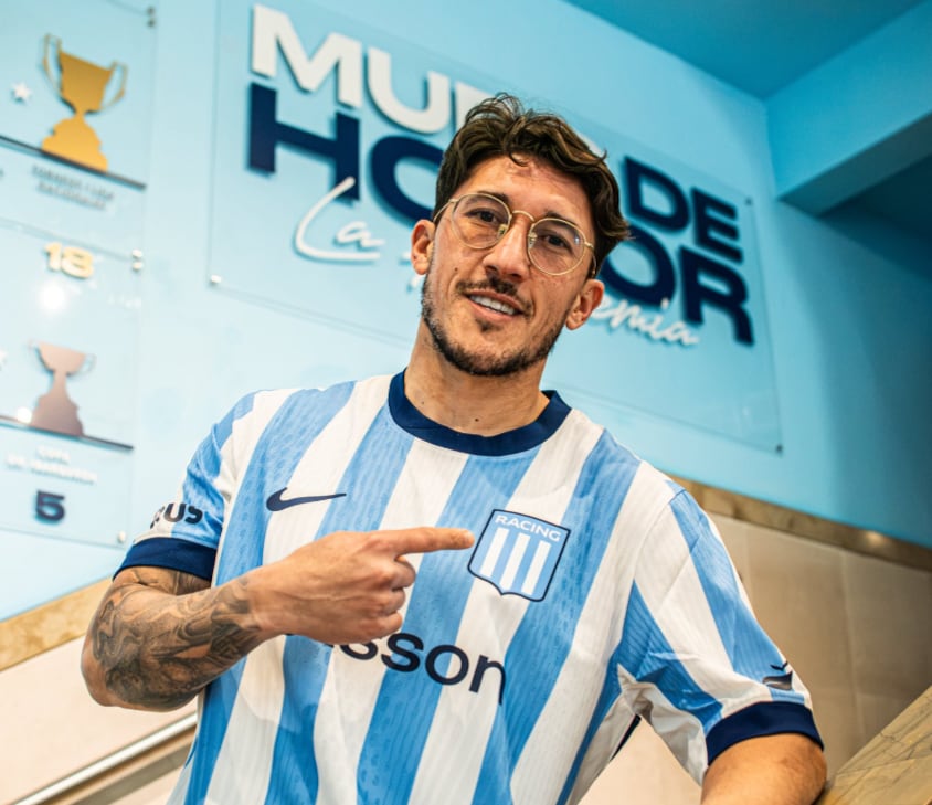 El lateral izquierdo Alfonso Espino reforzó a Racing después de llegar en libertad de acción, luego de tres temporadas en el Rayo Vallecano de España. El uruguayo firmó su contrato por dos años