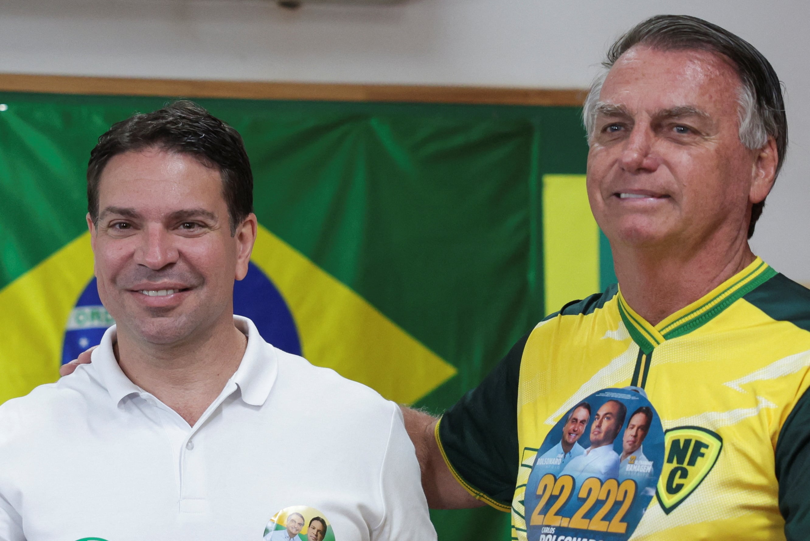 El ex presidente de Brasil, Jair Bolsonaro, posa con el ex candidato a la alcaldía de Río de Janeiro, Alexandre Ramagem (REUTERS/Ricardo Moraes/Archivo)
