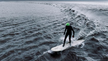 En Alaska, una gran ola se ha vuelto un destino para surfistas