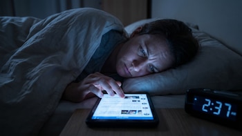 Apagar todas las notificaciones del celular una hora antes de acostarte: el hábito que mejora la memoria y el descanso cerebral