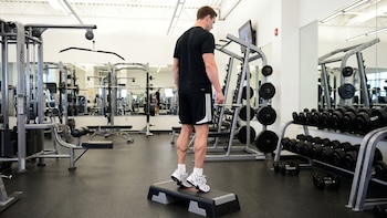 El ejercicio que fortalece toda la pantorrilla y que puedes hacer desde casa para aumentar masa muscular
