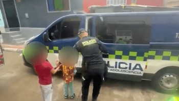 Rescatan a tres menores presuntamente abandonados en Bogotá: uno de ellos pedía ayuda tras una reja