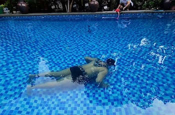 Un profesor de yoga hizo 86 flexiones bajo el agua y logró un récord Guinness